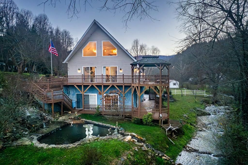 Photo of 814 Barkers Creek Rd, Whittier, NC 28789 (MLS # 26042742)