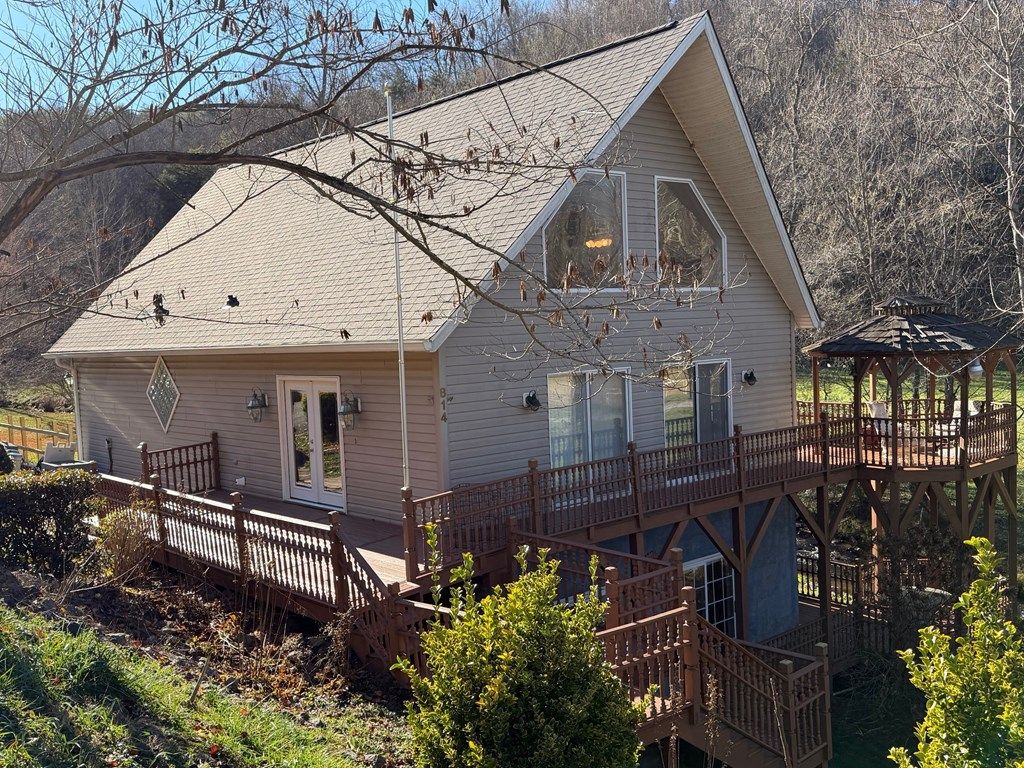 Photo of 814 Barkers Creek Rd, Whittier, NC 28789 (MLS # 26042742)