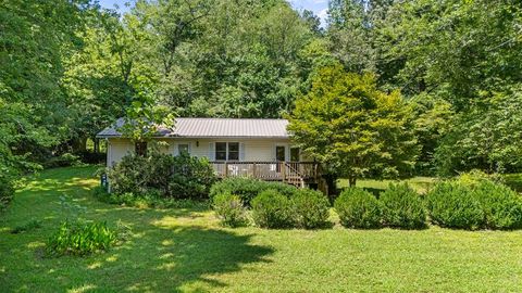 Photo of 210 Suttles Rd, Franklin, NC 28734 (MLS # 26041938)