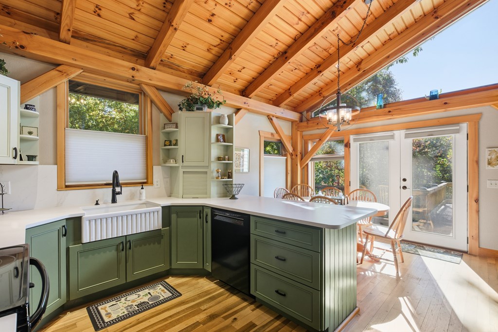 Scaly Mountain, North Carolina 28775, United States, 4 Bedrooms Bedrooms, ,4 BathroomsBathrooms,Residential,Active,228512