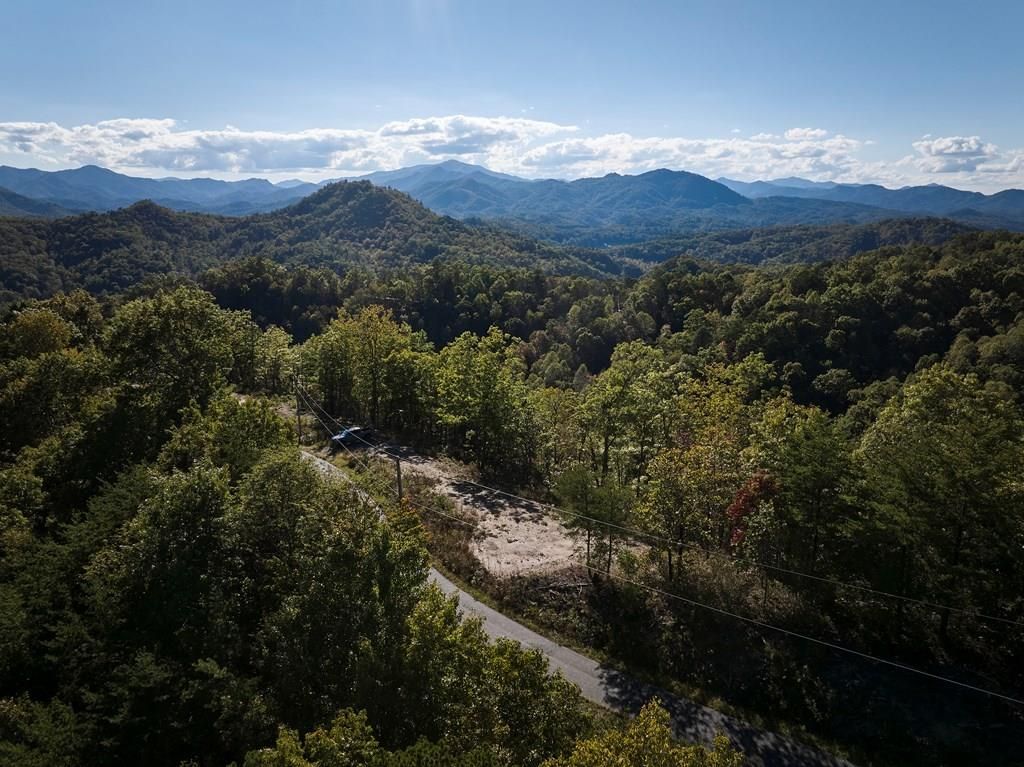 Photo of 981, 983 Mountainside Dr, Bryson City, NC 28713 (MLS # 26042386)