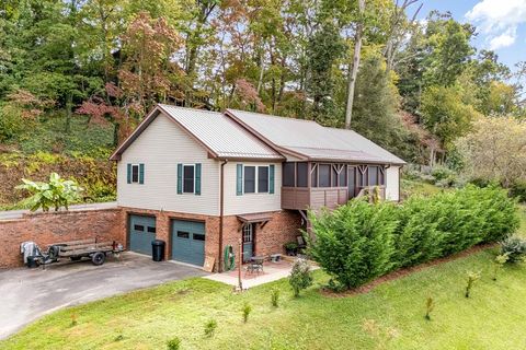 Photo of 38 Eden Ln, Waynesville, NC 28786 (MLS # 26042384)