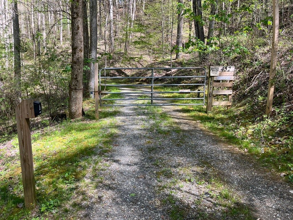 Photo of 0 Crackin Chestnut Ln, Sylva, NC 28779 (MLS # 26047044)
