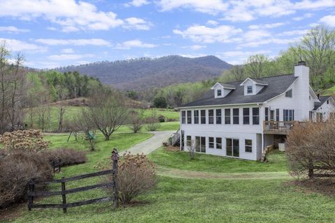 Photo of 2210 Mountain Grove Rd, Franklin, NC 28734 (MLS # 26046930)