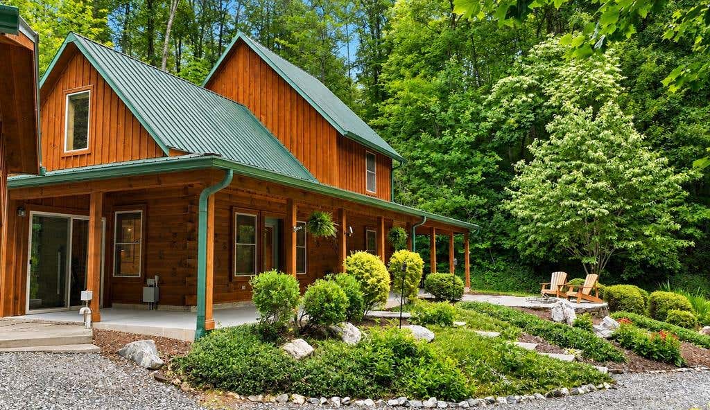 Photo of 1026 High Top Mountain Rd, Whittier, NC 28789 (MLS # 26047685)