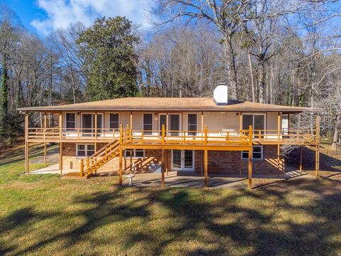 Photo of 440 Lakeshore Dr, Franklin, NC 28734 (MLS # 26043019)