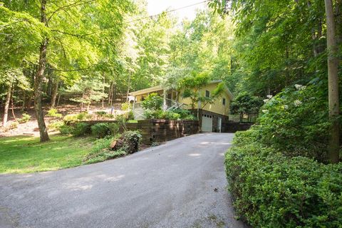 Photo of 587 Lakeside Circle, Franklin, NC 28734 (MLS # 26042329)