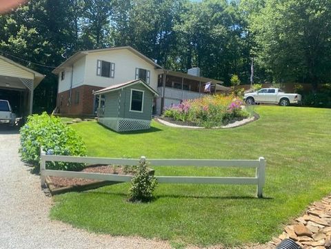 Photo of 94 Crestview Heights, Franklin, NC 28734 (MLS # 26041704)