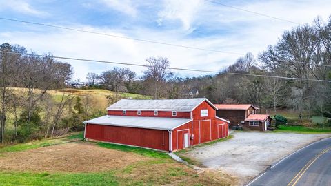 Photo of 1137 Saunders Rd, Franklin, NC 28779 (MLS # 26042792)