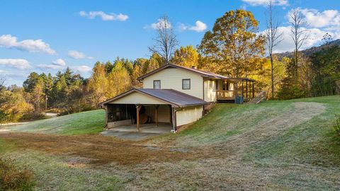 Photo of 169 Ammons Rd, Franklin, NC 28734 (MLS # 26042535) Photo of 169 Ammons Rd, Franklin, NC 28734 (MLS # 26042535)