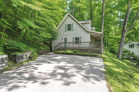 Photo of 42 Greenview Dr, Maggie Valley, NC 28751 (MLS # 26047273)