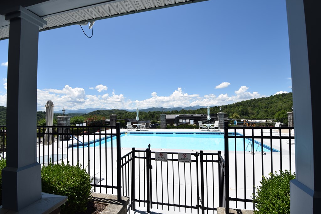 Franklin, North Carolina 28734, United States, 1 Bedroom Bedrooms, ,2 BathroomsBathrooms,Residential,Active,180573