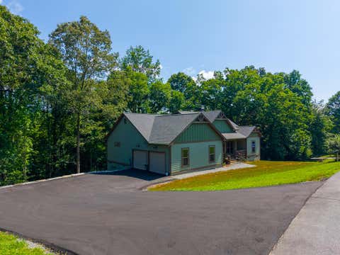 Photo of 25 West River Run Dr, Franklin, NC 28734 (MLS # 26047565)