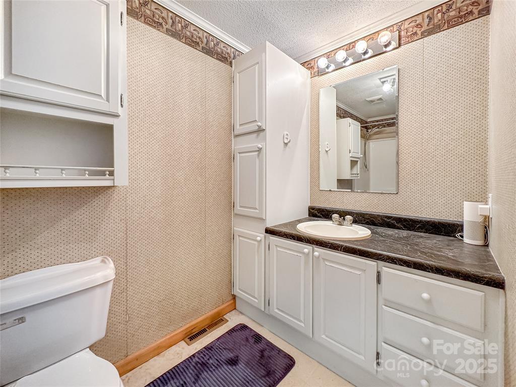 Whittier, North Carolina 28789, United States, 2 Bedrooms Bedrooms, ,2 BathroomsBathrooms,Residential,Active,197842