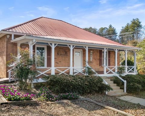 Photo of 15 Forest Ave, Franklin, NC 28734 (MLS # 26045393)