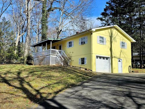 Photo of 275 Crestview Heights, Franklin, NC 28734 (MLS # 26043069)