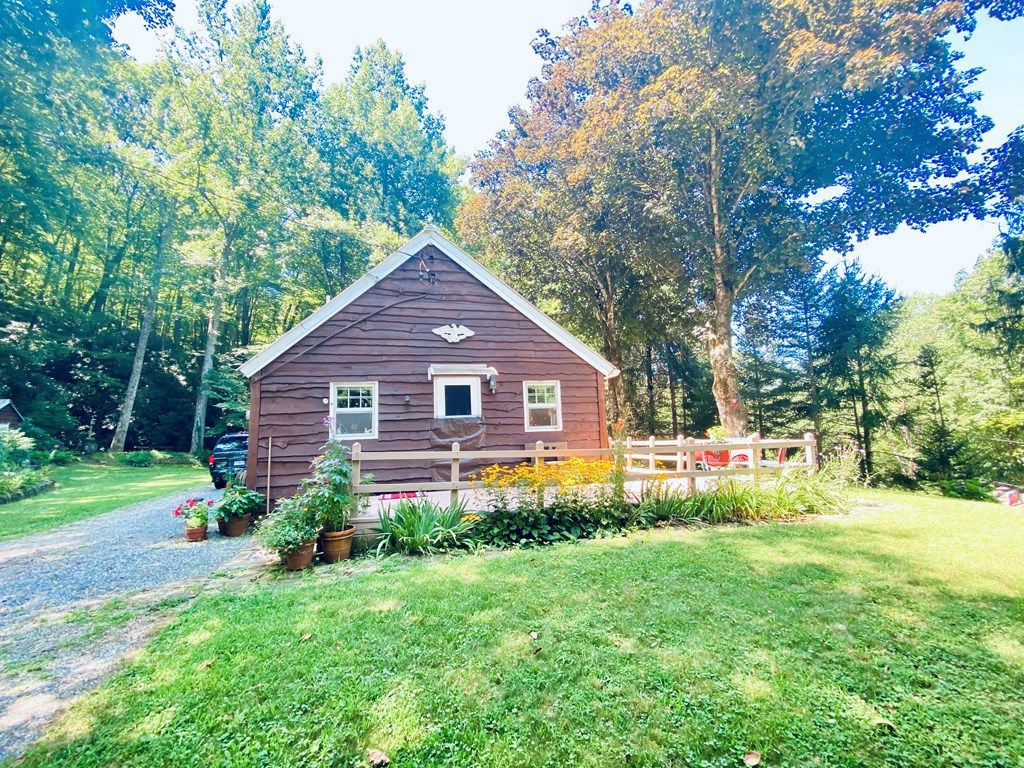 Photo of 100 Crosspatch Dr, Bryson City, NC 28713 (MLS # 26041735)