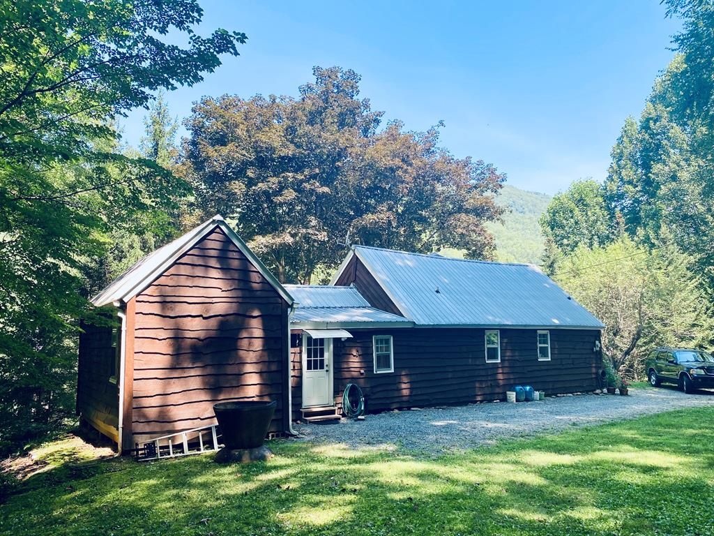 Photo of 100 Crosspatch Dr, Bryson City, NC 28713 (MLS # 26041735)