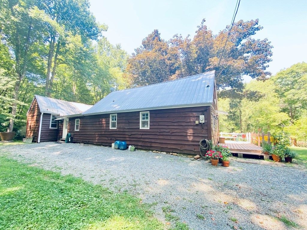 Photo of 100 Crosspatch Dr, Bryson City, NC 28713 (MLS # 26041735)