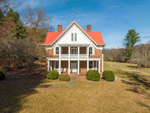 Photo of 387 Ne Main Street, Franklin, NC 28734 (MLS # 26035266)