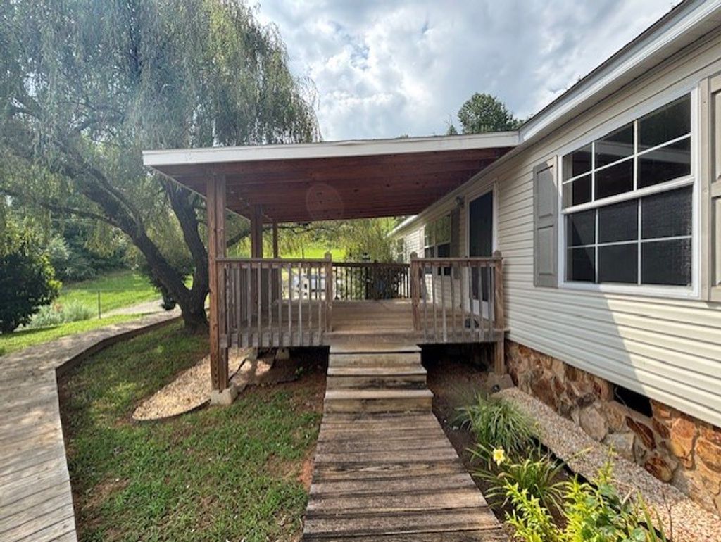 Photo of 66 Scenic Dr, Bryson City, NC 28713 (MLS # 26041921)