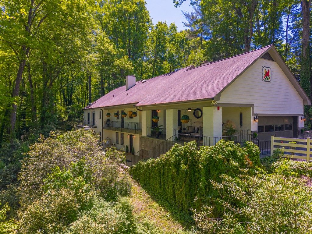 Photo of 77 Oakwood Ln, Sylva, NC 28779 (MLS # 26047336)