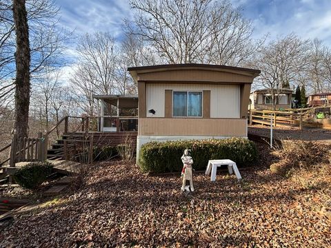 Photo of 90 Summer Cirlce Cir, Franklin, NC 28734 (MLS # 26042908)