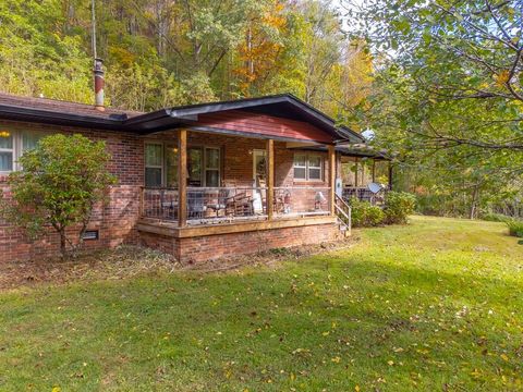 Photo of 187 Garnet Rd, Sylva, NC 28779 (MLS # 26042626)