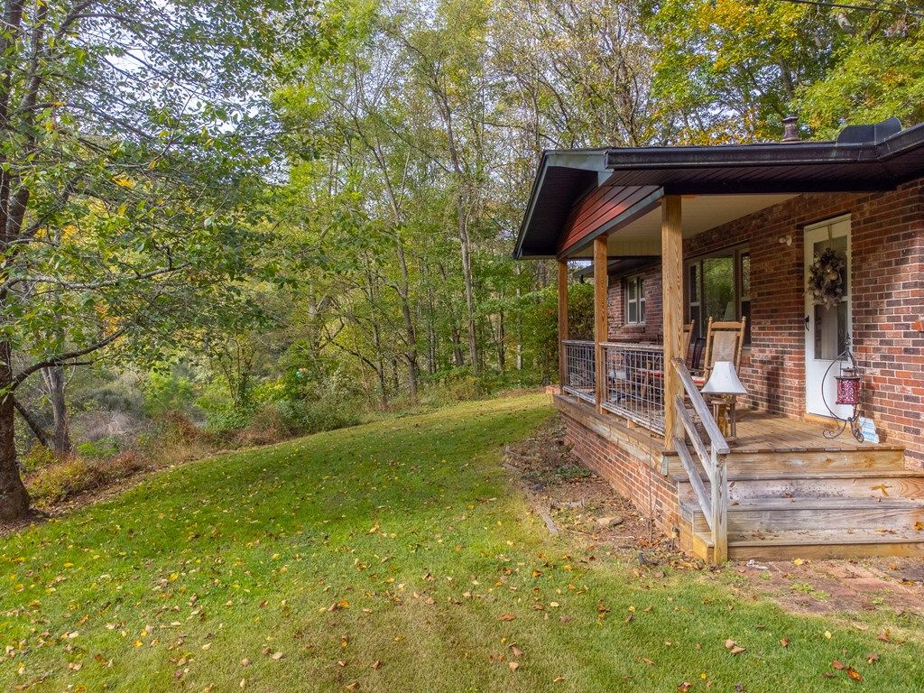 Photo of 187 Garnet Rd, Sylva, NC 28779 (MLS # 26042626)