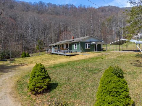 Photo of 841 Evans Cove Road, Maggie Valley, NC 28751 (MLS # 26046656)