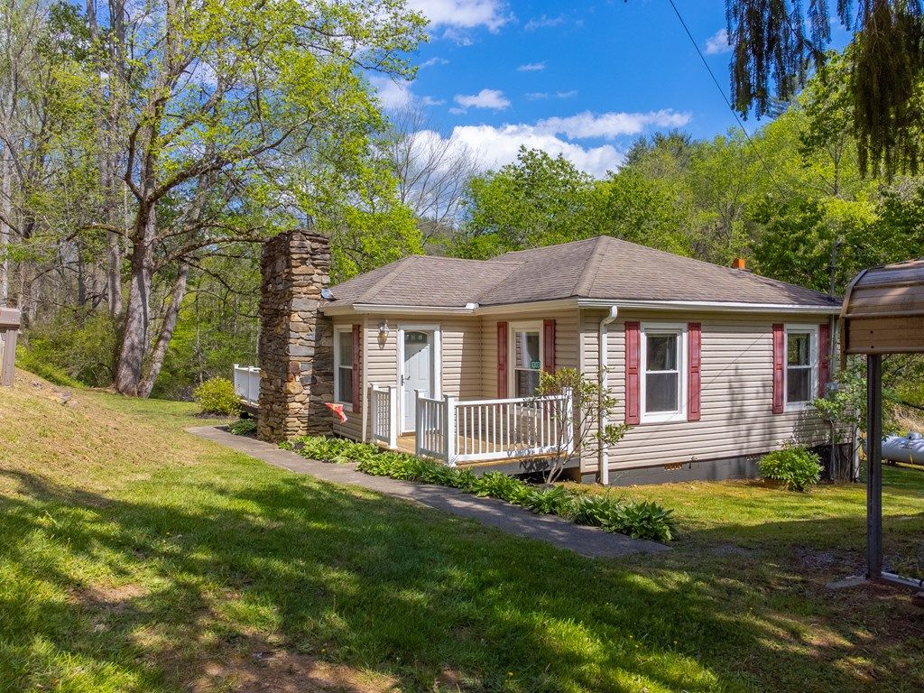 Photo of 1303 Atoah Road, Robbinsville, NC 28771 (MLS # 26046992)