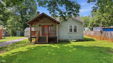 Photo of 107 Forest Avenue, Franklin, NC 28734 (MLS # 26047761)