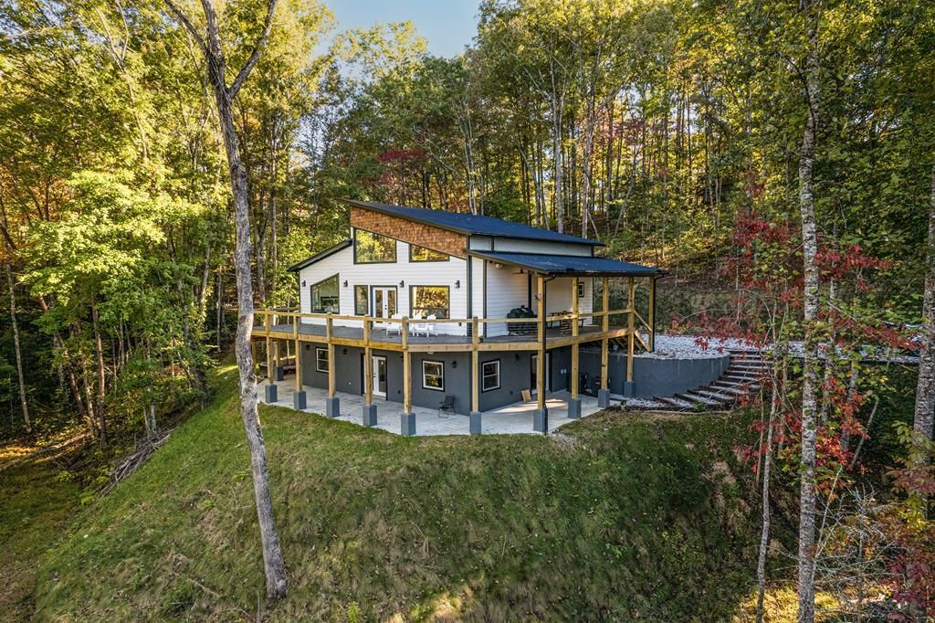 Photo of 272 West Ridge Dr, Bryson City, NC 28713 (MLS # 26041275)