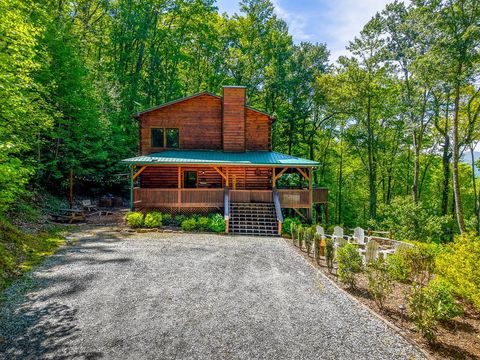 Photo of 453 Macs Mountain Retreat Ln, Franklin, NC 28734 (MLS # 26047085)