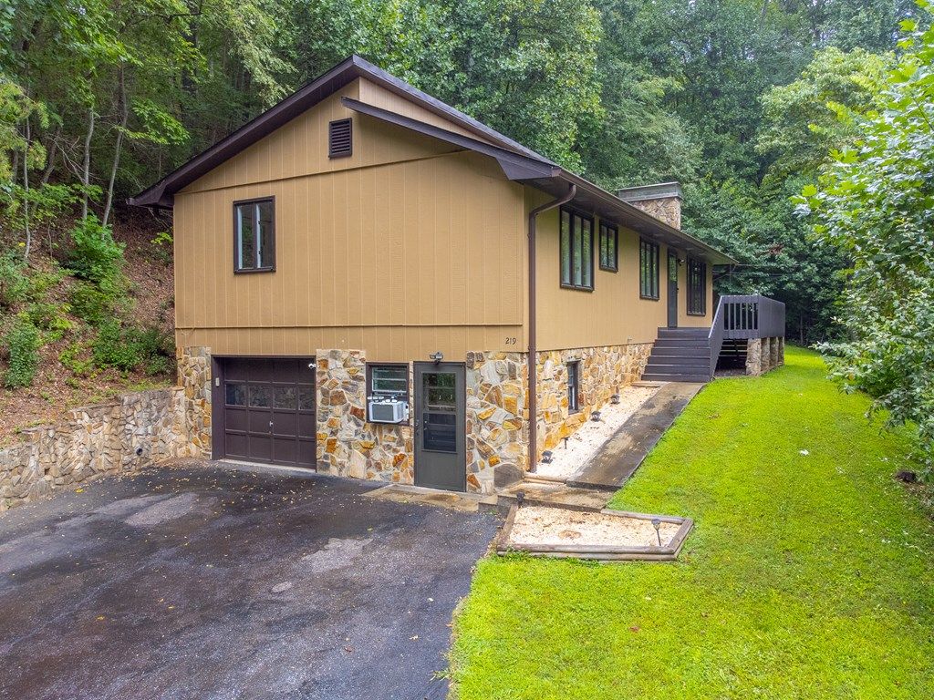 Photo of 219 Camelot Crest, Sylva, NC 28779 (MLS # 26041930)