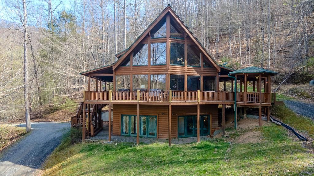 Photo of 712 Smoky Cove Rd, Whittier, NC 28789 (MLS # 26046855)