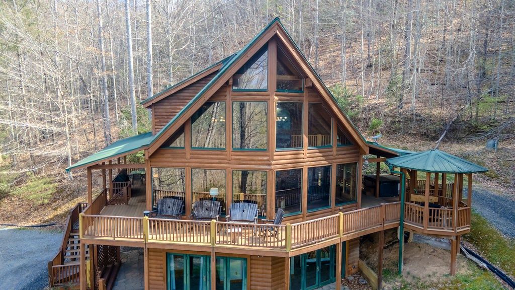 Photo of 712 Smoky Cove Rd, Whittier, NC 28789 (MLS # 26046855)