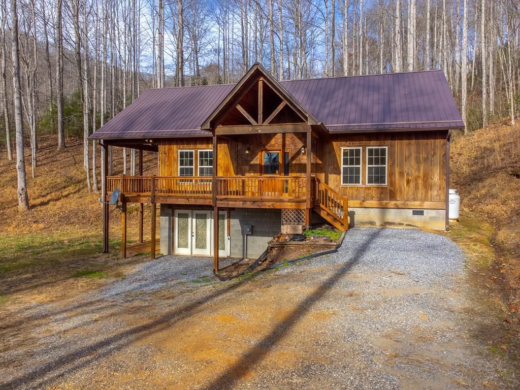 Photo of 708 Thornhill Dr, Sylva, NC 28779 (MLS # 26042841)