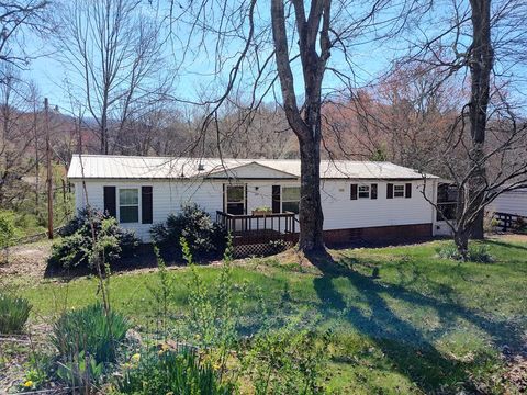 Photo of 2960 Clarks Chapel Rd, Franklin, NC 28734 (MLS # 26046750)