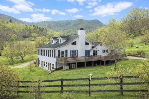 Photo of 2206 Mountain Grove Rd, Franklin, NC 28734 (MLS # 26046929)