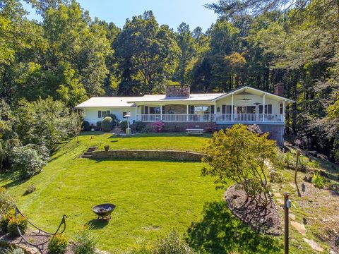 Photo of 603 Hemlock Hills Dr, Franklin, NC 28734 (MLS # 26042163)