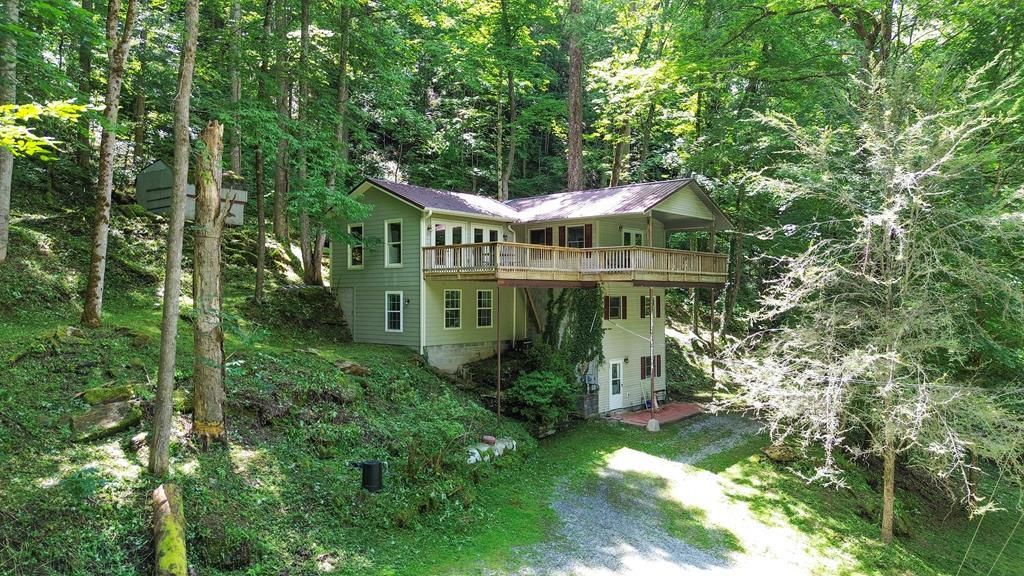 Photo of 88 Vistawilla Dr, Glenville, NC 28736 (MLS # 26041628)