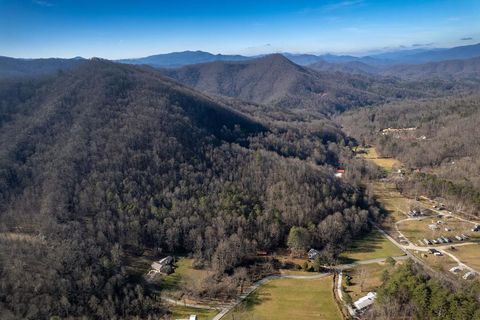 Photo of 70 Earls Rd, Bryson City, NC 28713 (MLS # 26042969)