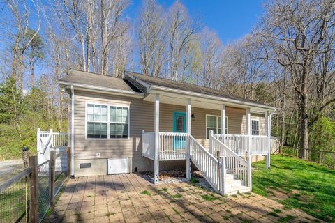 Photo of 138 Elm St, Sylva, NC 28779 (MLS # 26046772)