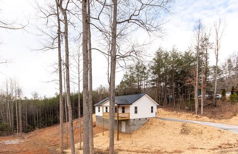 Photo of 672 Piney Grove Rd, Franklin, NC 28734 (MLS # 26043003)