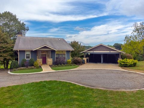 Photo of 32 Lodge View, Franklin, NC 28734 (MLS # 26045470)