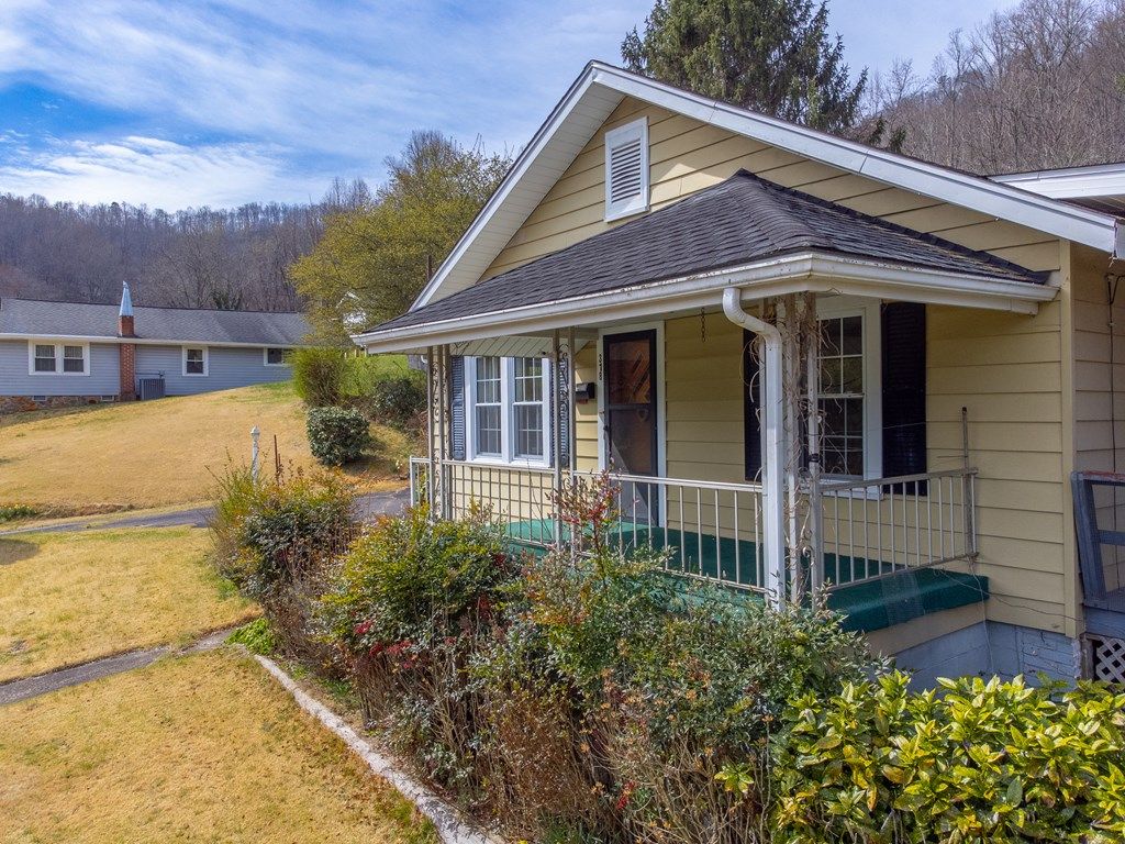Photo of 318 Sunrise Park, Sylva, NC 28779 (MLS # 26046709)