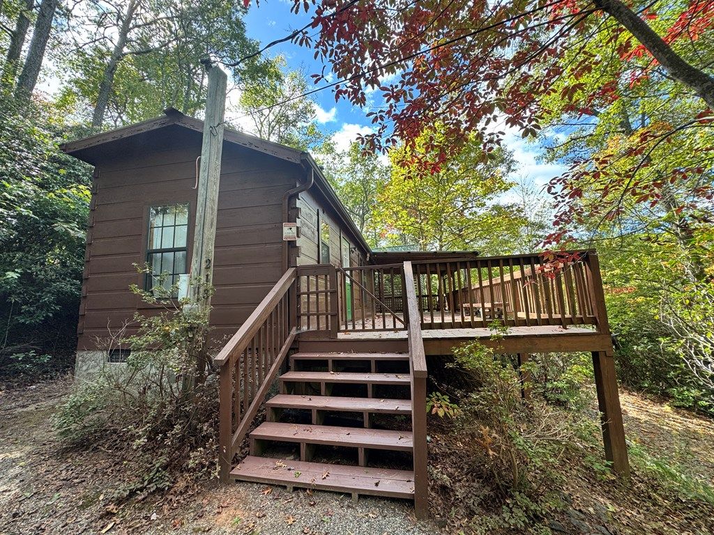 Photo of 213 Dewdrop Ln, Whittier, NC 28789 (MLS # 26042477)