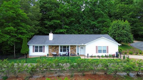 Photo of 174 Cove Crossing, Franklin, NC 28734 (MLS # 26047399)
