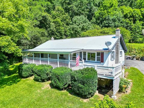 Photo of 901 Rufus Robinson Rd, Sylva, NC 28779 (MLS # 26047892)